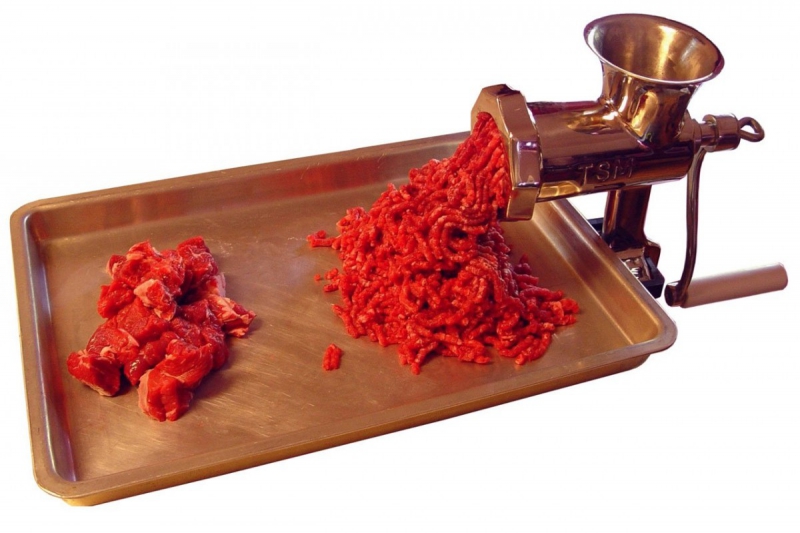 boucherie-PIERLAS-min_meat_grinder_meat_mincer_kitchen_appliance_grinder_mincer_hamburger_food_preperation_butcher_shop_tool-1158997